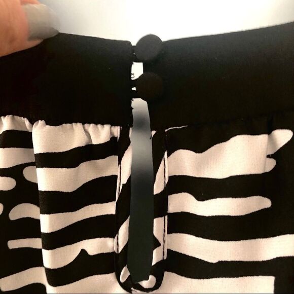 BCBG FLOWY BLK/WHT CAP SLEEVE DRESS - Picture 5 of 8